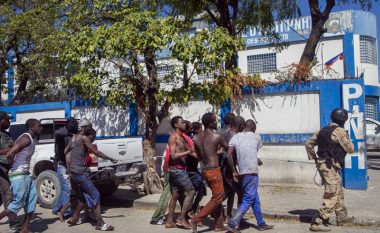 Vriten të paktën 25 persona dhe arratisen 400 të burgosur në Haiti