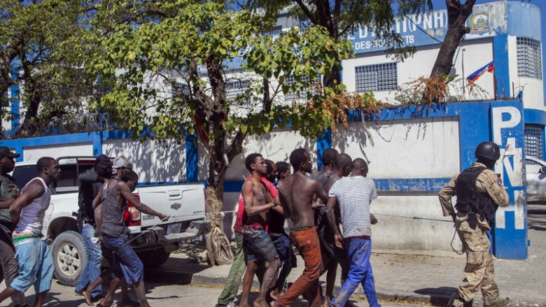 Vriten të paktën 25 persona dhe arratisen 400 të burgosur në Haiti