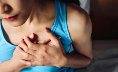 Ky problem i shëndetit të zemrës shpesh diagnostikohet gabimisht si simptomë e menopauzës