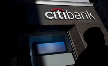 Një bankë në SHBA transferoi gabimisht rreth 1 miliard dollarë – mund të “rikthejë” vetëm gjysmën e tyre