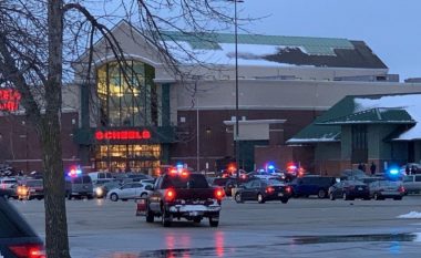 Të shtëna armësh në një qendër tregtare në Wisconsin, një i vdekur – policia në kërkim të sulmuesit