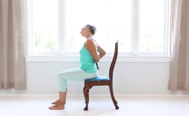 Nëse qëndroni ulur për një kohë të gjatë, bëni këto ushtrime pesëminutëshe të jogës