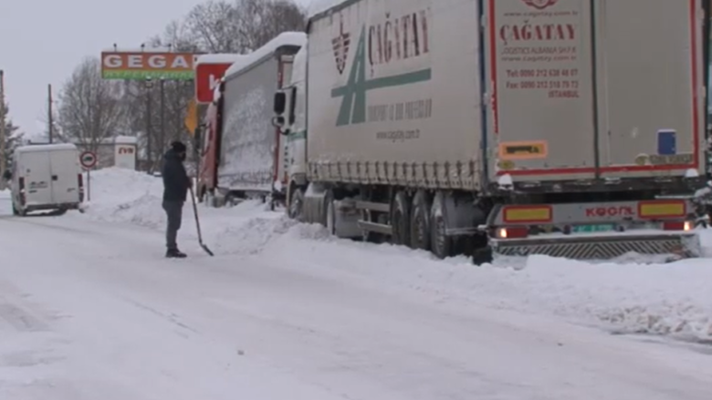 Bora ka bllokuar kamionët në Qafë Thanë