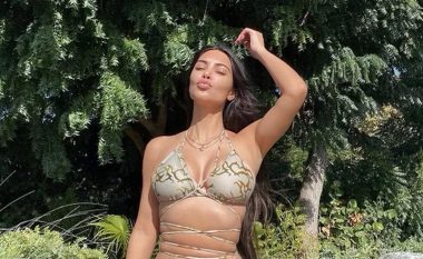 Teksa pozon me rroba banje Kim Kardashian tregon trendin e ardhshëm veror