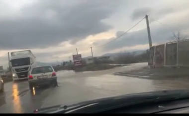 Reshjet e shiut vështirësojnë lëvizjen me vetura në rrugën Prishtinë-Mitrovicë