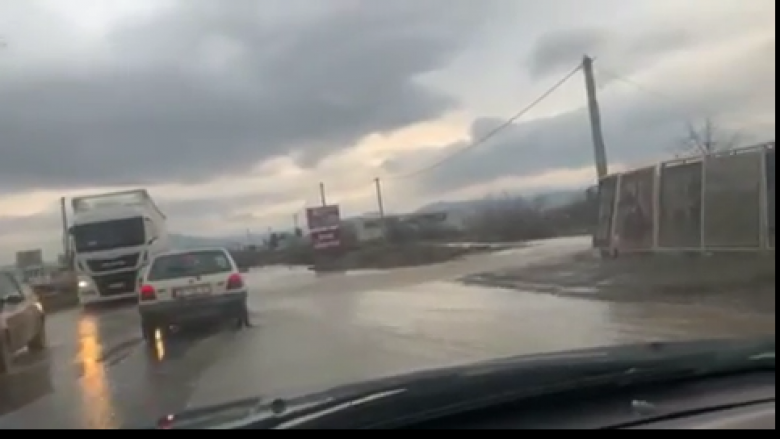 Reshjet e shiut vështirësojnë lëvizjen me vetura në rrugën Prishtinë-Mitrovicë