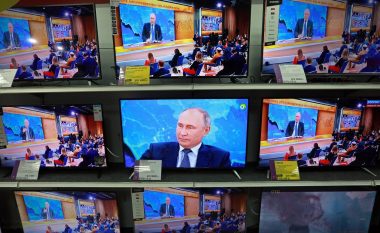 Letonia pezullon transmetimin e 16 kanaleve televizive propaganduese ruse