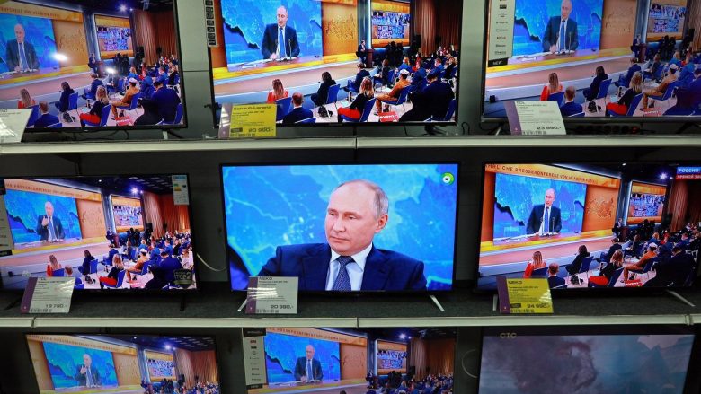 Letonia pezullon transmetimin e 16 kanaleve televizive propaganduese ruse