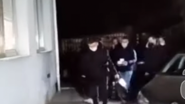 Policia konfiskon dokumente, çanta dhe celularë nga makina e sigurimit të Mijallkovit, vazhdon marrja në pyetje e familjarëve të tij