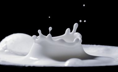 Nuk duhet ta teproni: Sasitë e mëdha të qumështit në ditë mund të shkaktojnë probleme shëndetësore