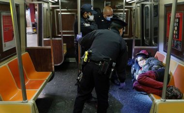 Katër sulme ndaj të pastrehëve në metro, dy të vrarë në New York