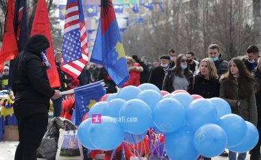 Me daulle e simbole të shtetit shënohet Dita e Pavarësisë në sheshet e Prishtinës
