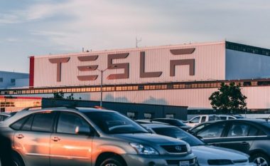 Tesla fiton më shumë para nga Bitcoin sesa nga veturat e saj?