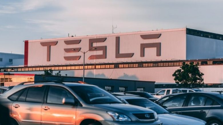 Tesla fiton më shumë para nga Bitcoin sesa nga veturat e saj?