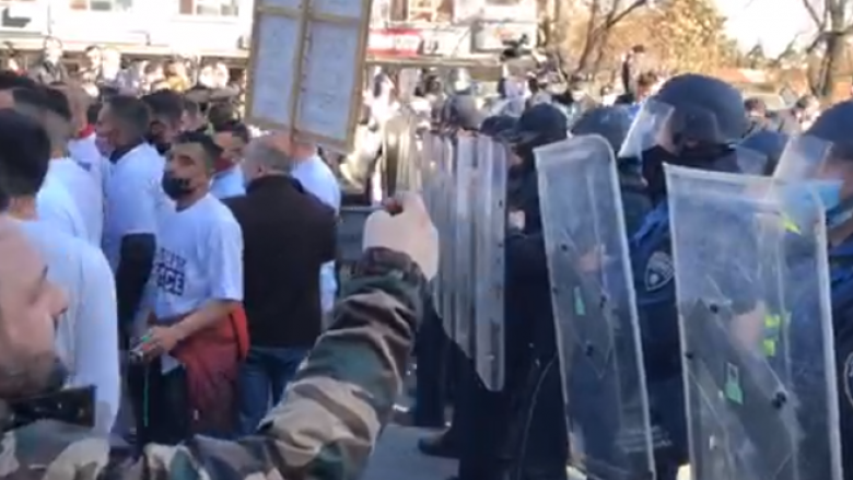 Policia ndalon protestuesit t’i afrohen Qeverisë së Maqedonisë