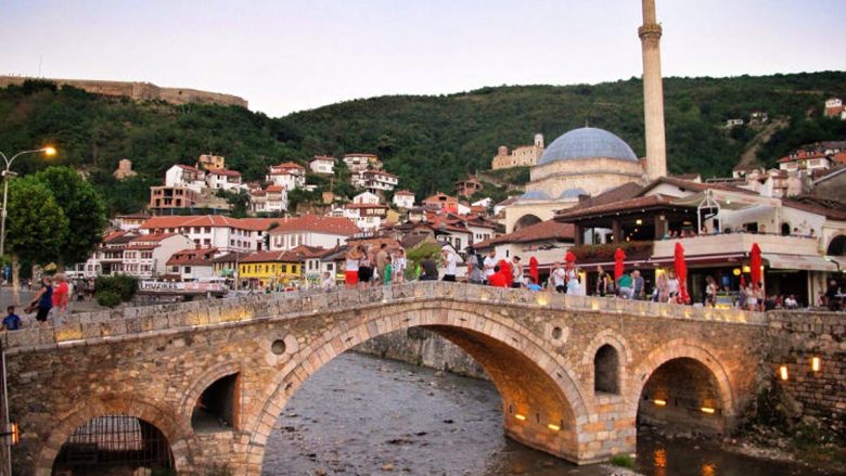 Mosmarrëveshje në trafik, rrahën mes vete katër persona në Prizren
