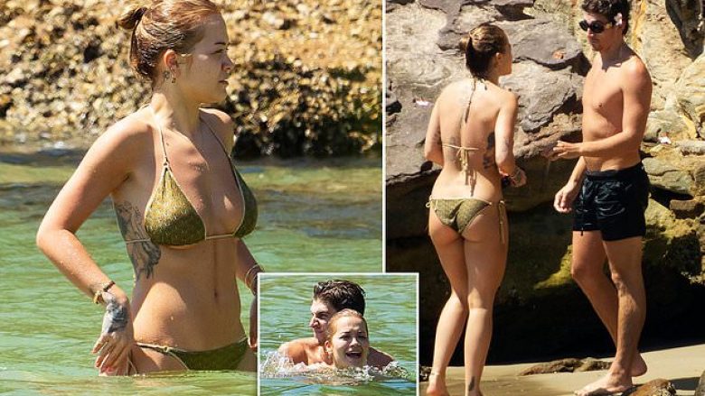 Rita Ora shijon pushimet në Australi krah një mashkulli misterioz – shfaq format trupore në paraqitjet me bikini