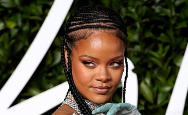Rihanna zemëron hindusët, pasi në paraqitje me bikini u shfaq me varësen që përfaqëson hyjninë e tyre
