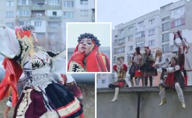 Rita Ora publikon një pjesë nga xhirimet e “Bang”, promovon veshjet tradicionale shqiptare në klip