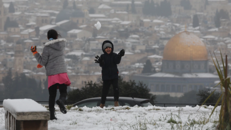 Jerusalemi bëhet “i bardhë”, pas reshjeve të rralla të borës