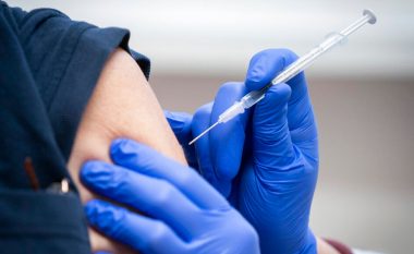 Pas rritjes së numrit të infektimeve, dozat e katërta të vaksinës anti-COVID mund të jepen në Angli nga java tjetër