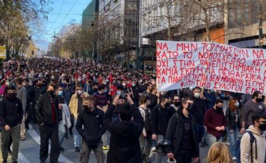 Studentët përplasën me policinë në Athinë