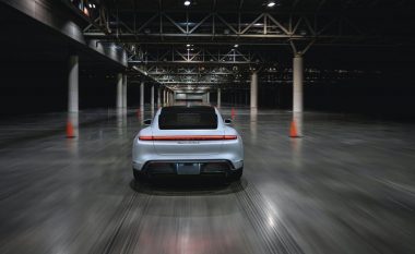 Porsche Taycan vendos një rekord shpejtësie – në një sallë