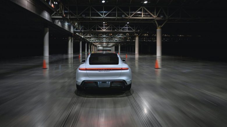 Porsche Taycan vendos një rekord shpejtësie – në një sallë