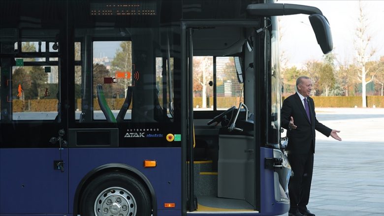 Erdogan “teston” autobusin elektrik pa drejtues, të zhvilluar nga inxhinierët turq