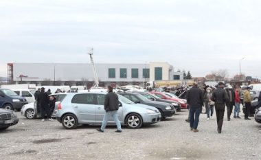 Tregu i automjeteve në Fushë Kosovë i stërmbushur me qytetarë, por pak shitje