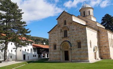 Osmani e Kurti letër organizatës Europa Nostra: Manastiri i Deçanit nuk plotëson kriteret për të hyrë në listën e monumenteve me rrezik