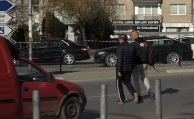 Qytetarët nuk përfillin pengesat e vendosura te shkolla “Ali Sokoli” në Prishtinë