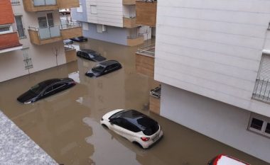 Kush duhet t’i kompensojë dëmet e veturave të përmbytura në vërshimet e janarit?