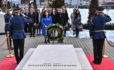 Osmani e Kurti homazhe te varri i Rugovës: Sot kujtojmë ata që nuk janë në mesin tonë, falë të cilëve kemi lirinë