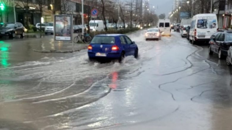 Reshjet e shiut përmbysin Vlorën