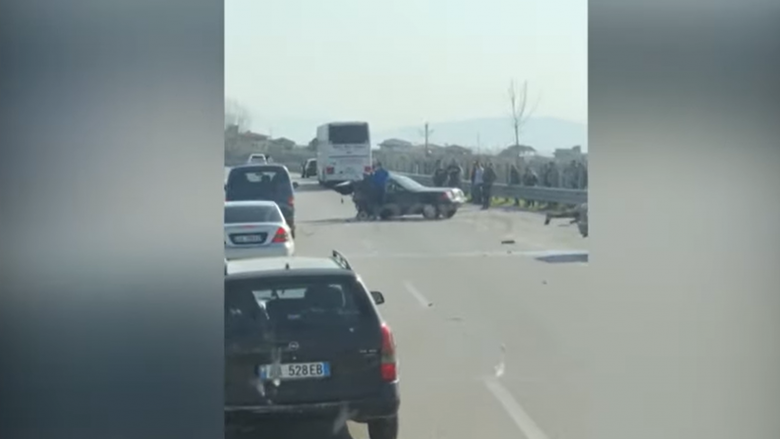 Aksident në autostradën Vlorë – Levan, makina ndahet në dysh