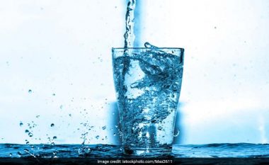Të përzierat, dhembja e kokës, konfuzioni... Si të dimë që kemi pirë shumë ujë?