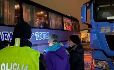 Sulmohet me gur dhe i thehen xhamat autobusit me kosovarë në Mal të Zi