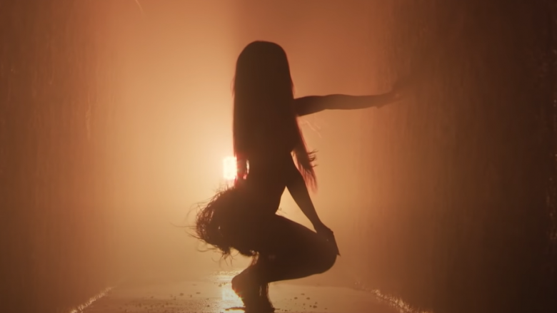Anxhelina lanson këngën e shumëpritur “Run For”, shfaqet sensuale në klip