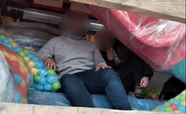 Ndalohen në Han të Elezit emigrantë ilegal të fshehur në një kamion që transportonte lodra për fëmijë