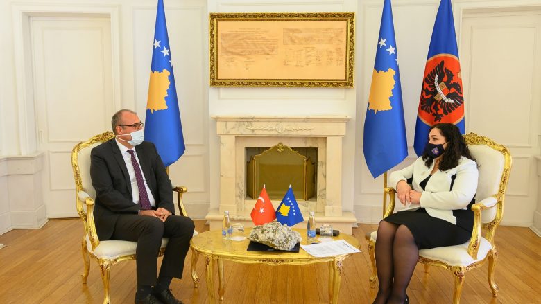 Osmani dhe ambasadori turk flasin për krijimin e institucioneve të reja