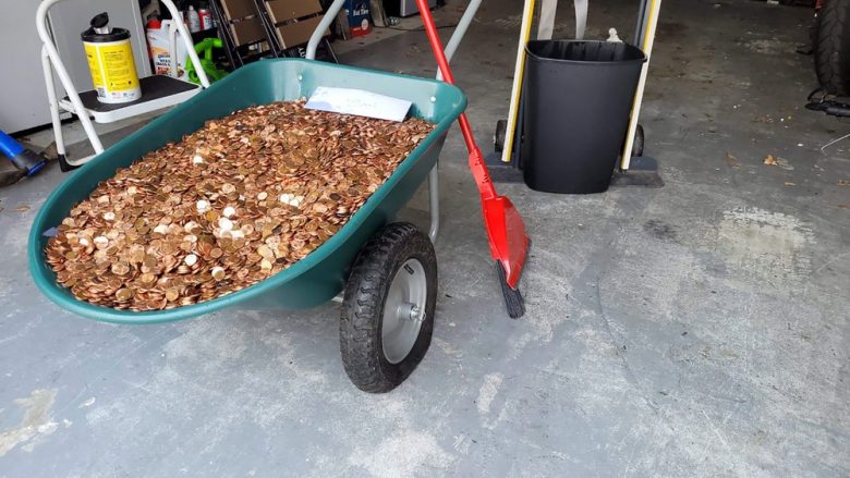 Ndodh edhe kjo, burri nga Georgia merr pagën e fundit prej 915 dollarë në monedha – 90 mijë copë i gjeti në një karrocë