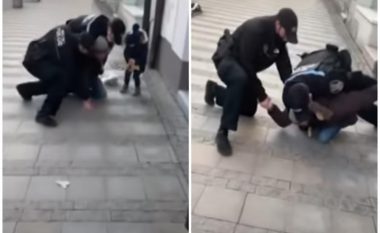 E kapin pa maskë duke shëtitur në qytet, policia çeke e përplas burrin për tokë për ta prangosur – gjithçka ndodhi para syve të djalit të tij të vogël