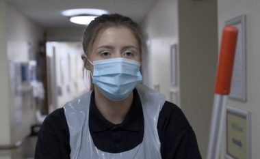Kur pandemia e COVID-19 goditi Britaninë, 17-vjeçarja pauzoi nga shkollimi dhe puna për t’u lajmëruar vullnetarisht si pastruese në shtëpinë e pleqve