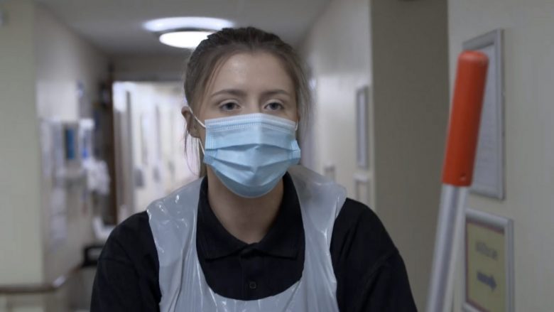 Kur pandemia e COVID-19 goditi Britaninë, 17-vjeçarja pauzoi nga shkollimi dhe puna për t’u lajmëruar vullnetarisht si pastruese në shtëpinë e pleqve