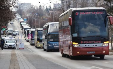 Protesta e Shoqatës së transportit rrugor, parakalojnë qindra autobus nga “Veterniku” në drejtim të Qeverisë