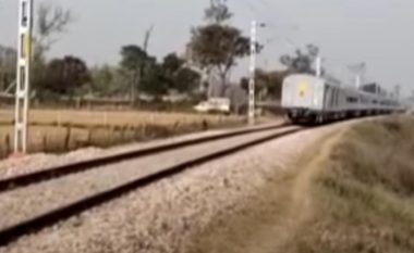 Treni lëvizi prapa për më shumë se 25 kilometra në Indi, gjithçka ndodhi kur në hekurudhë u shfaq një lopë