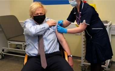 Boris Johnson merr dozën e parë të vaksinës AstraZeneca