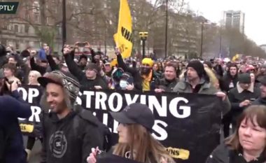 Mijëra britanikë mblidhen rrugëve të Londrës, kërkojnë heqjen e izolimit dhe masave anti-COVID