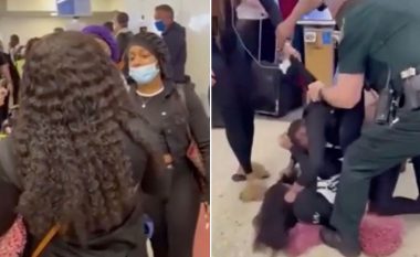 Refuzojnë të bartin maska në aeroplan, policia amerikane i nxjerr jashtë – vajzat rrahen brutalisht me turmën